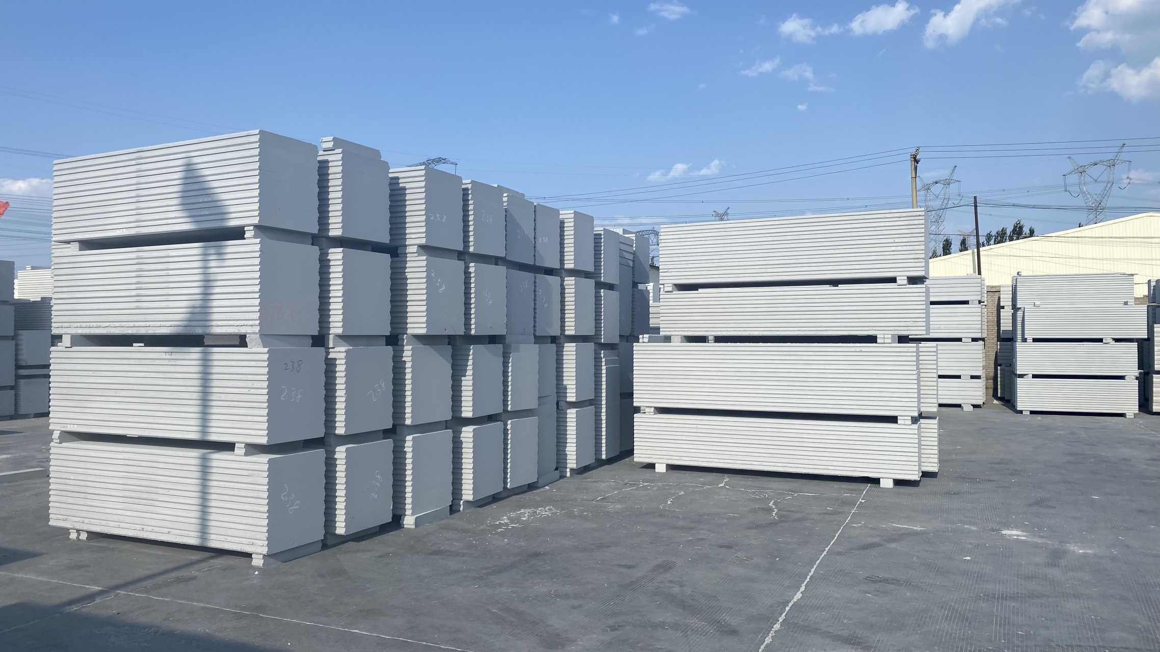 最近,我在装修我们家的新房时,了解到了蒸压加气混凝