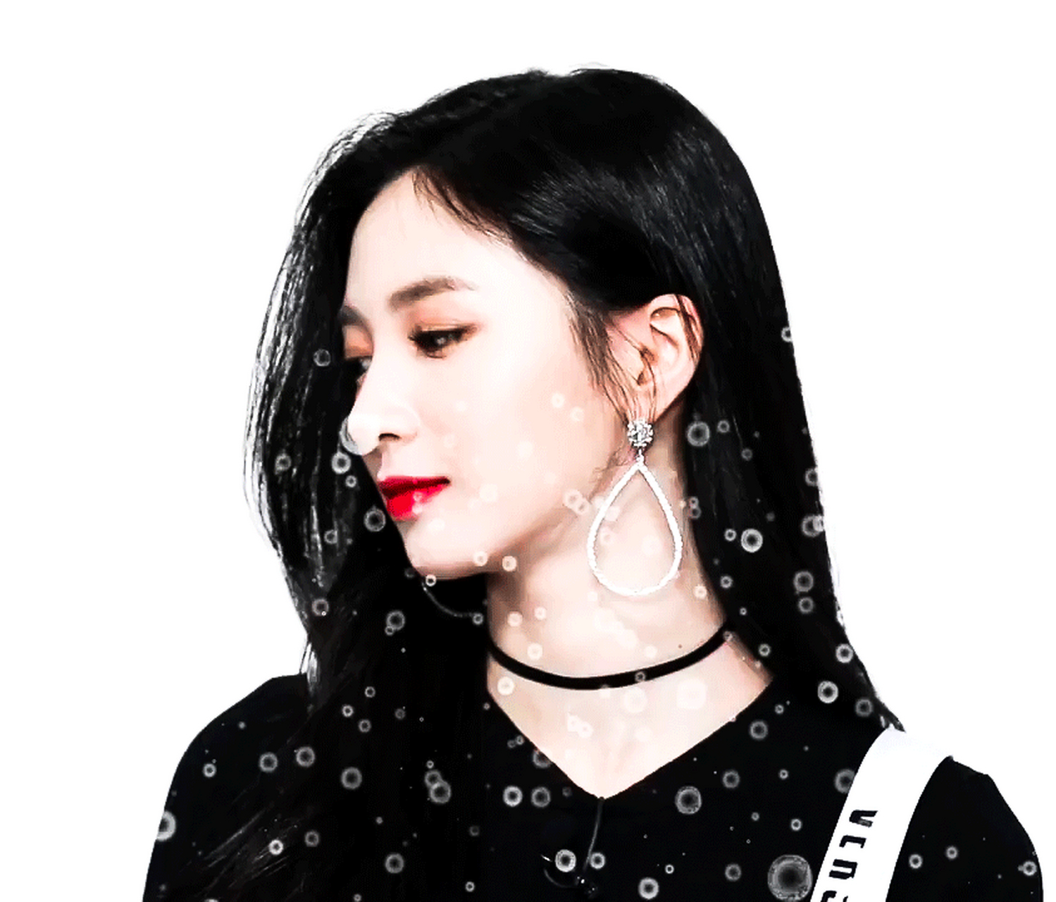 作为cherrybullet的门面之一,许智媛因为面部格局问题曾被部分路人