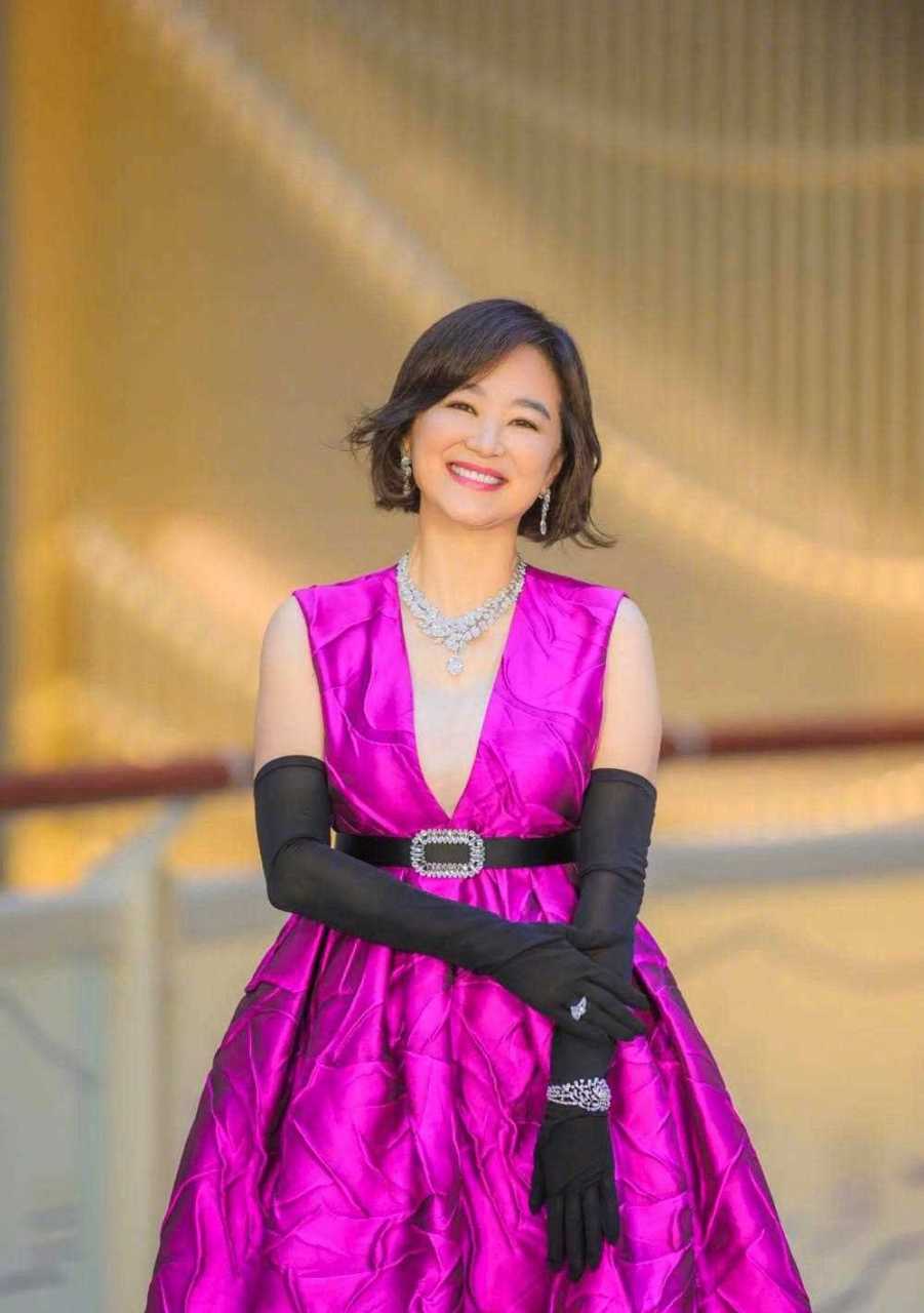"林青霞"真是不老女神,穿玫红色连衣裙配奢华珠宝,美煞同龄人