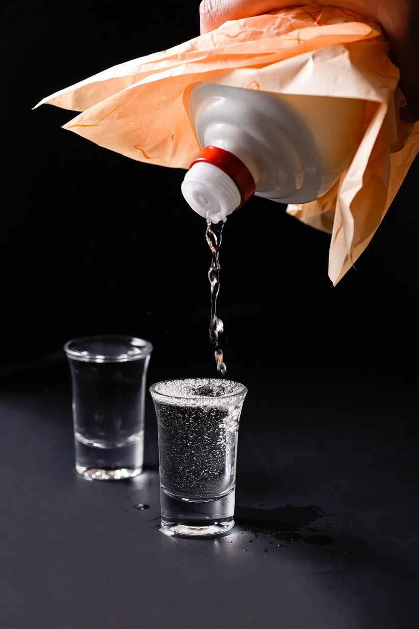 这个小偷酒瘾真大!