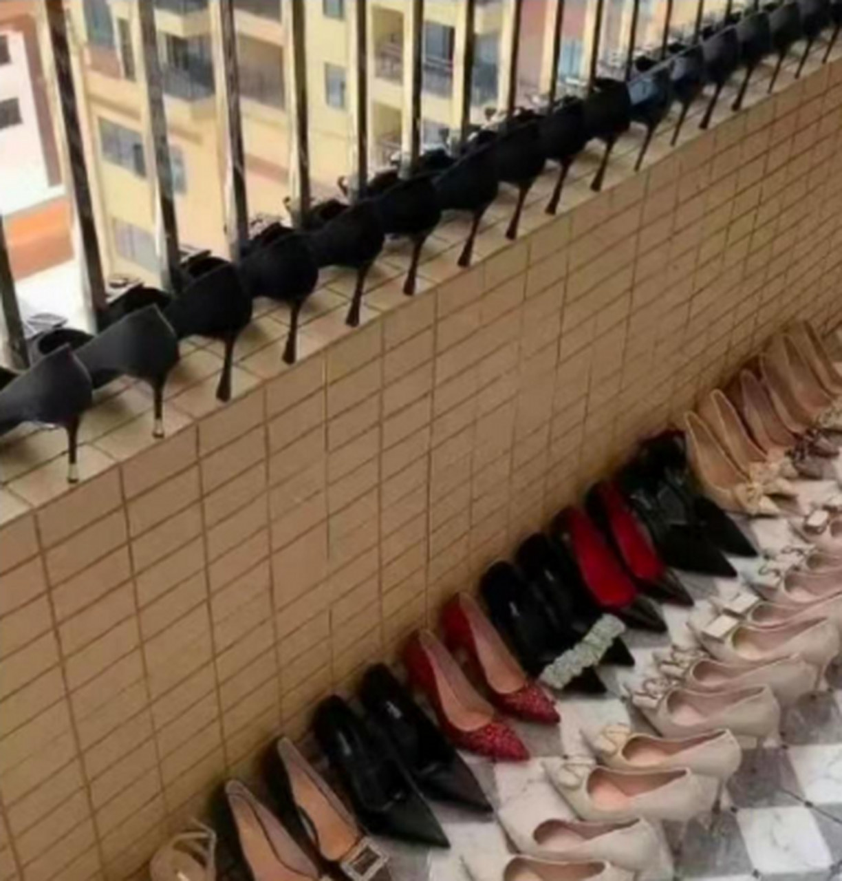 这是不是女生宿舍 怎么这么多鞋子