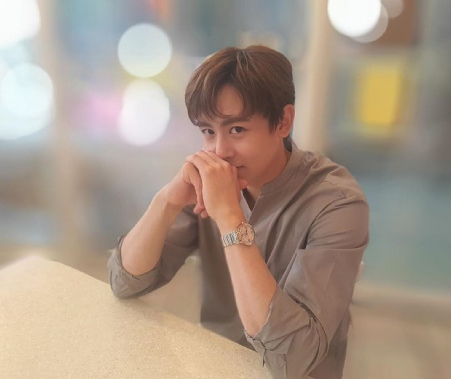 2pm尼坤公开了近况. 31日,尼坤在个人ins上写道:"photo by jun.k?