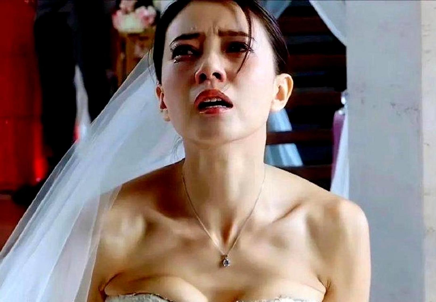 高圆圆穿着婚纱哭得撕心裂肺,让人感受到单身男女的深刻情感.