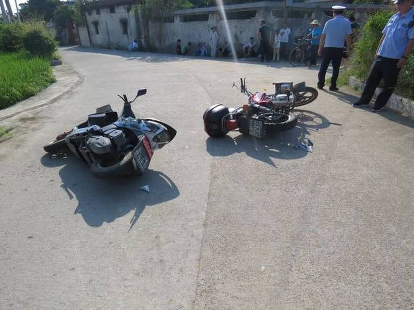 初中生同乘摩托车撞墙致2死1伤# 最近,广西三初中生骑摩托失控撞侵侣