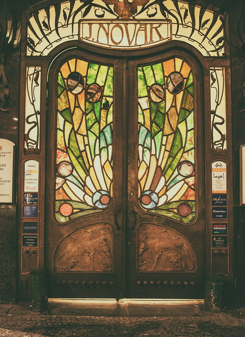 上个世纪初建筑中那些新艺术风格的彩绘玻璃门,每一扇都想打开,看看门