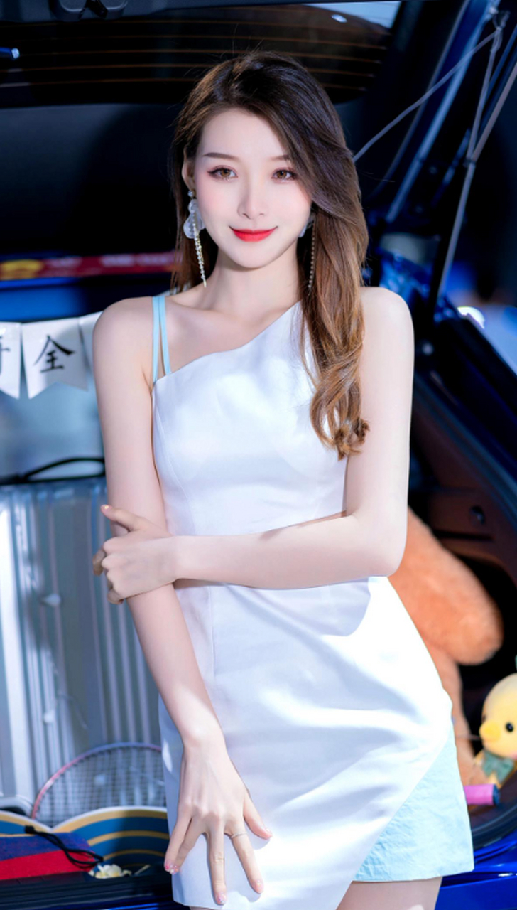 白裙美女车模,清秀可爱