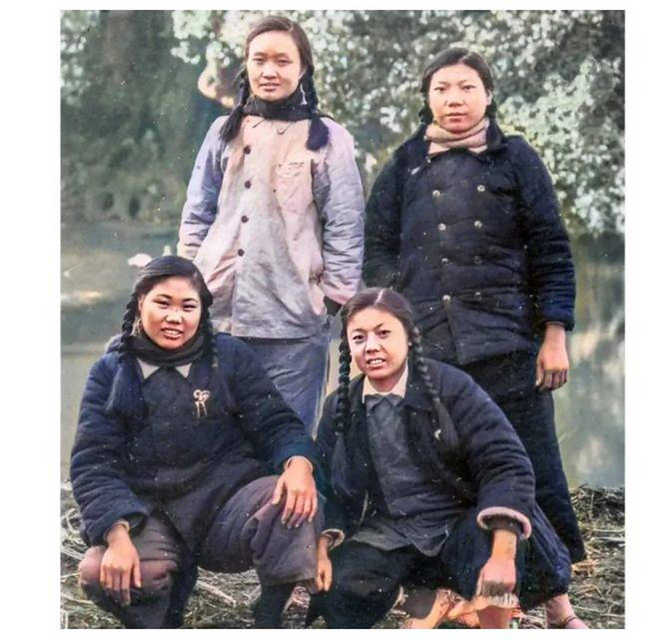 这张照片记录了1972年四个上山下乡的女知青.