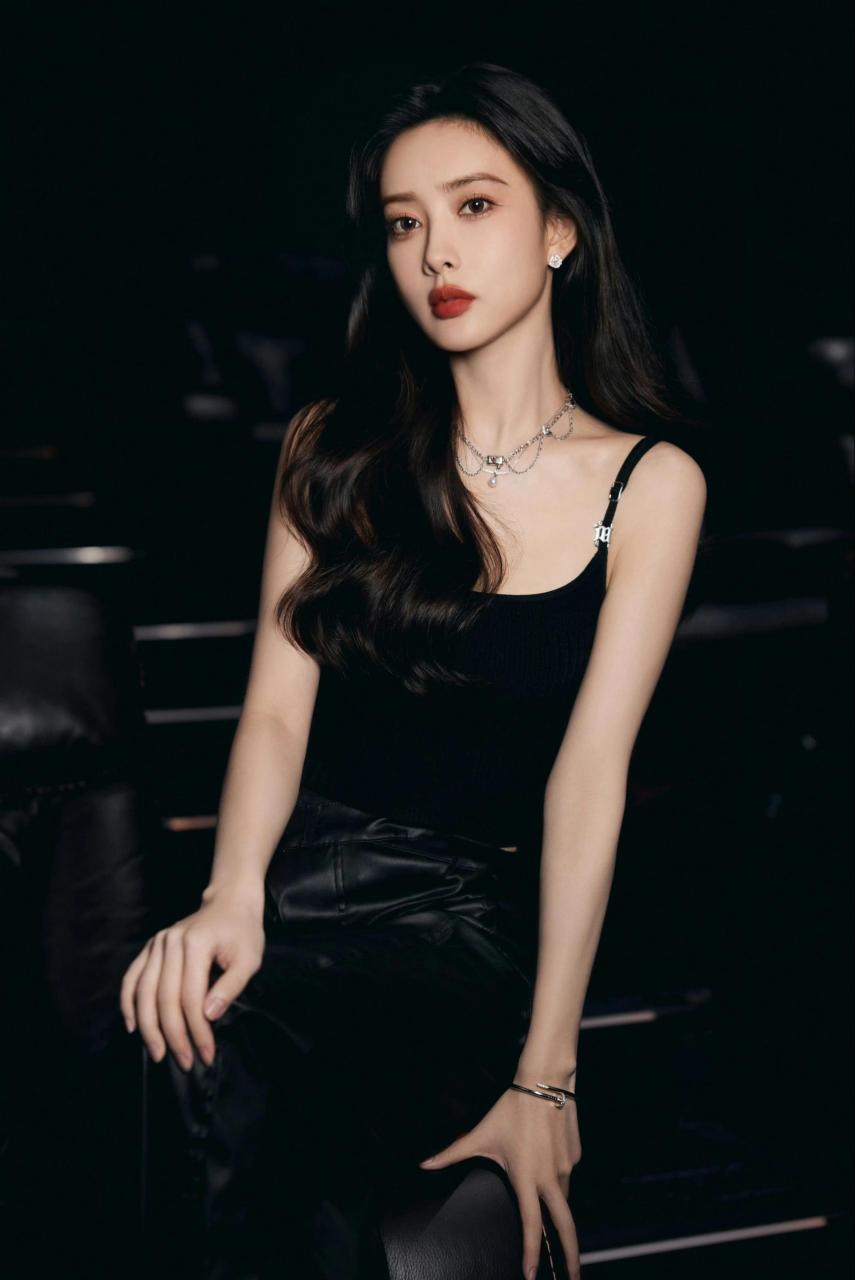 黑色短款吊带搭配黑色不对称皮质直筒长裤