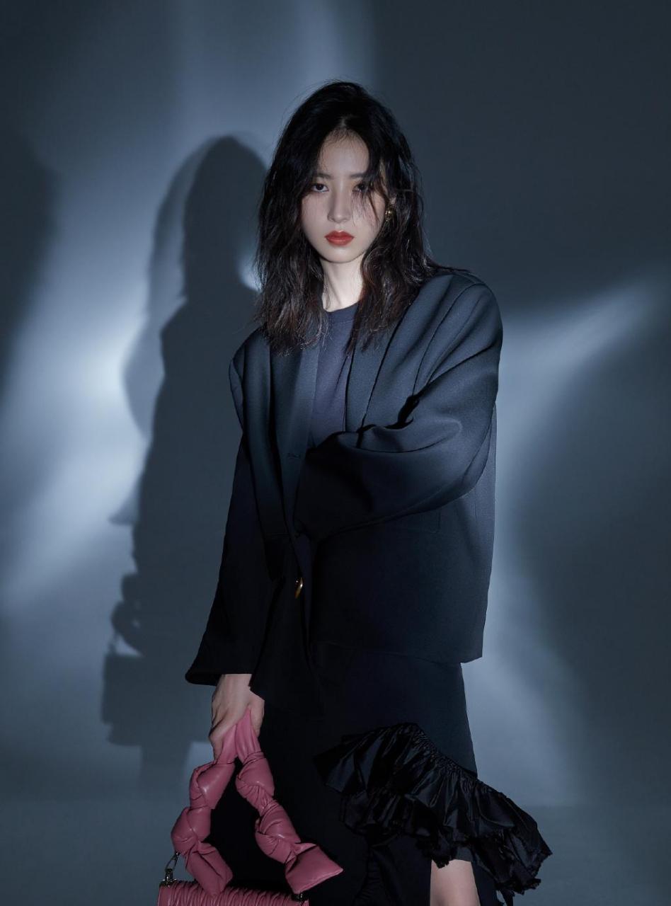 周雨彤酷美性感封面大片写真图片