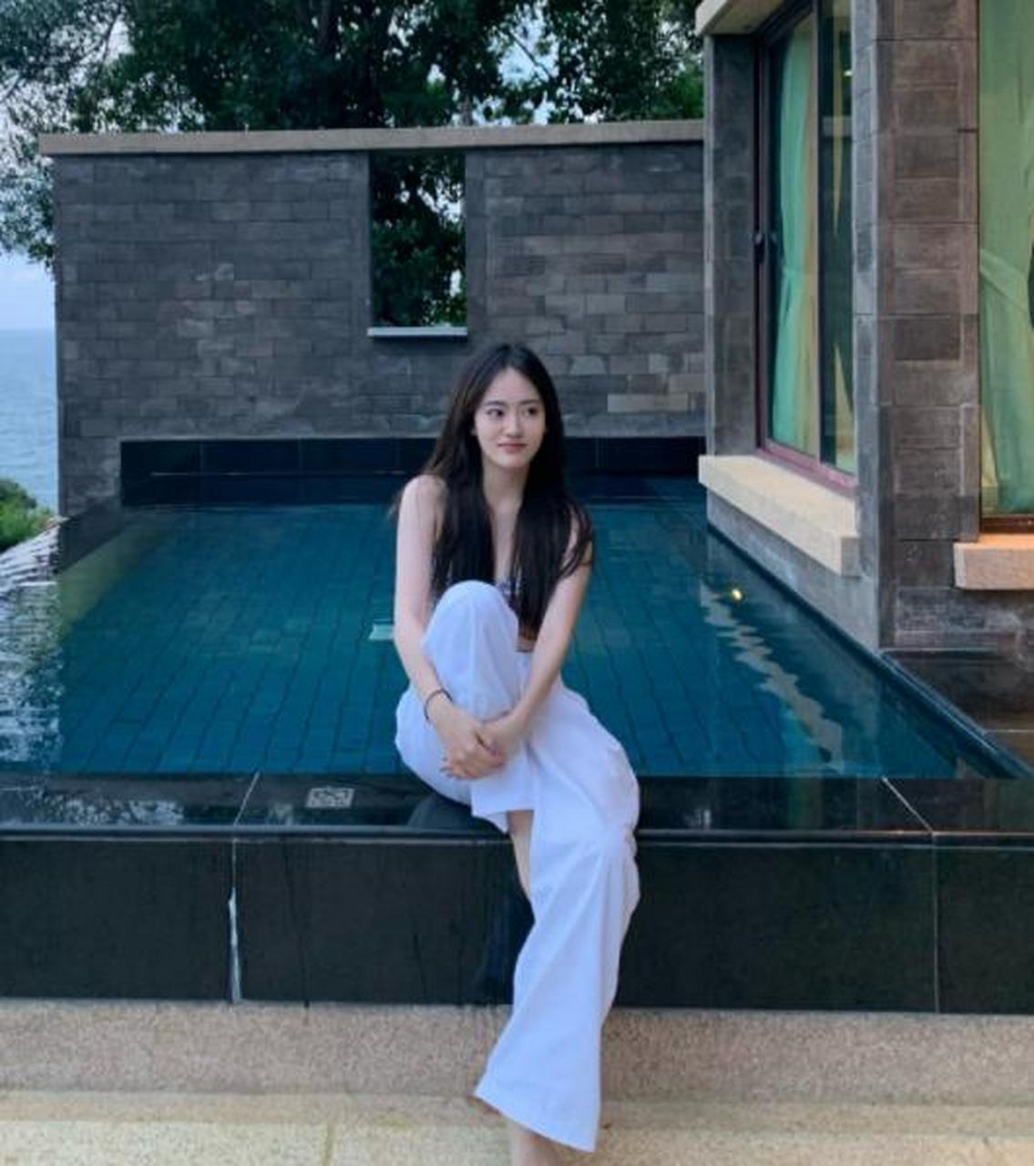 jackeylove女友分享泰国出游照:泳池边氛围感拉满!