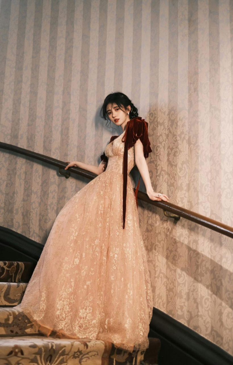 鞠婧祎一身仙女裙配上高跟鞋,本身就精致的容颜,真的就像个小公主一样