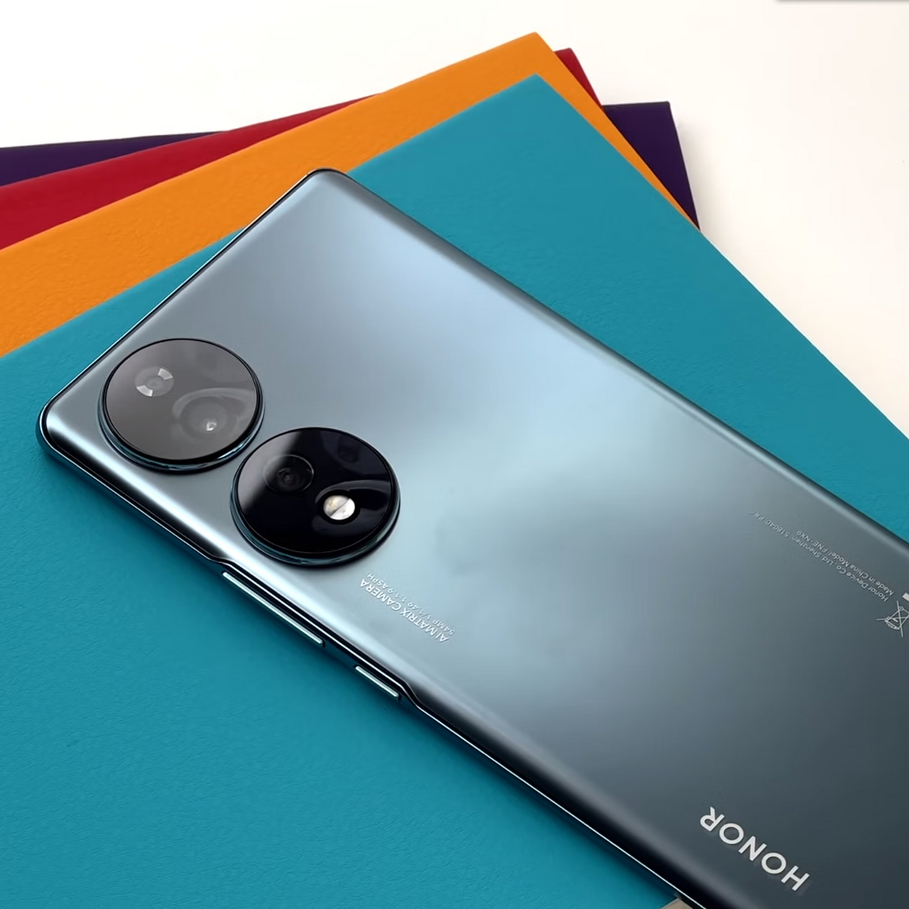 荣耀70手机背部采用了两个圆形相机模组,整个背板看起来很协调,裸机