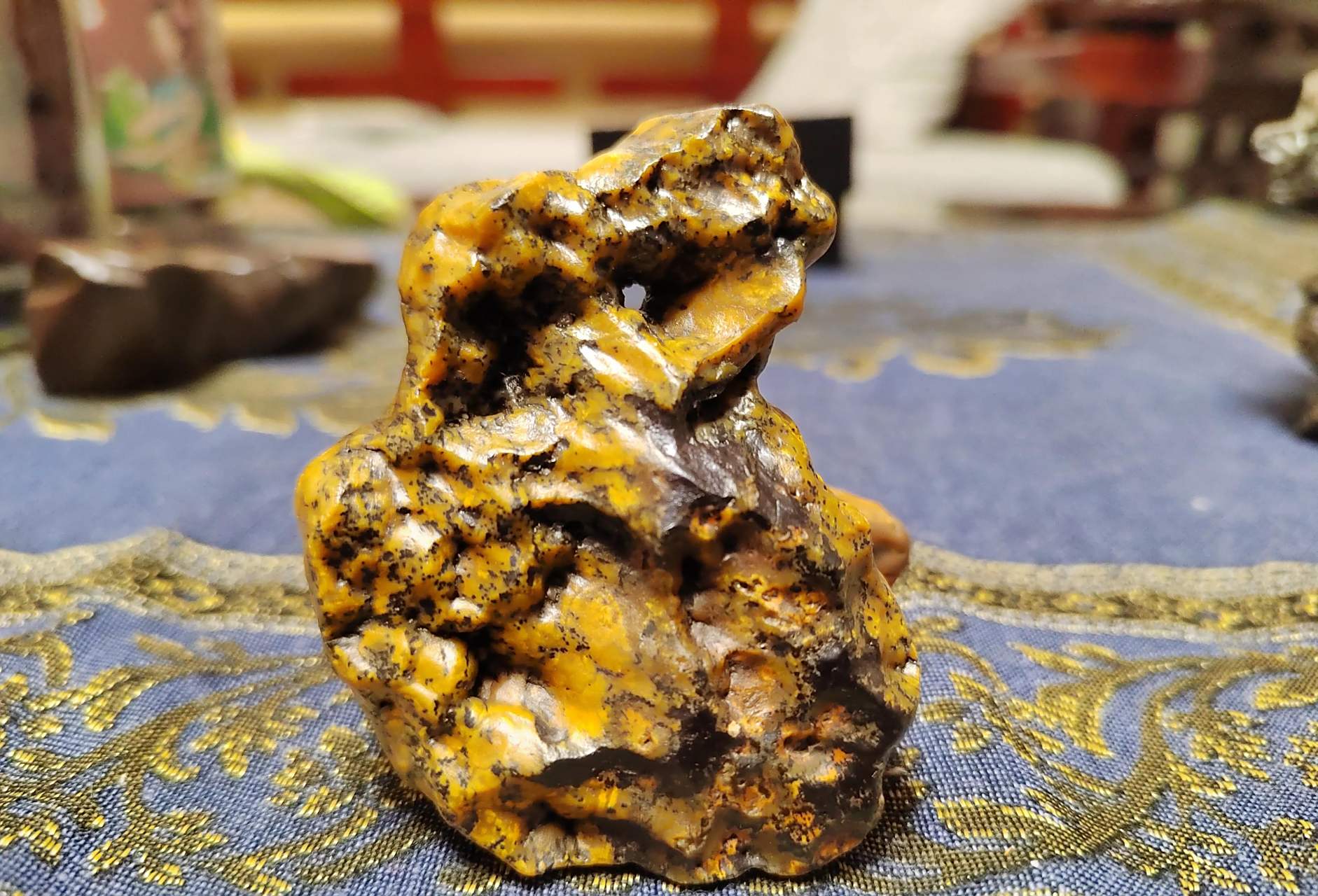 一块儿阿拉善的戈壁黄碧玉,从造型上立起来看,像个猫头鹰,横着摆像个