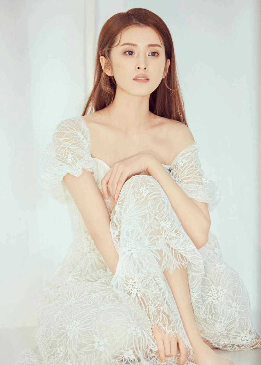 演员李若嘉晒九宫格写真照片,身穿白色方领蕾丝连衣裙,长发披肩气质看