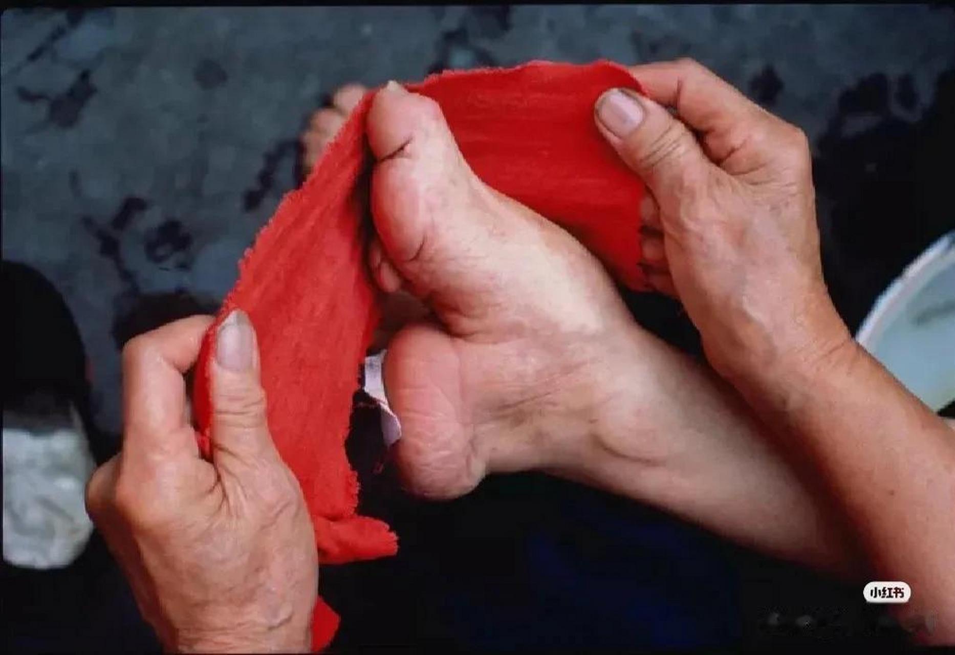 这是一双清朝时期大家闺秀的脚,俗称"三寸金莲".