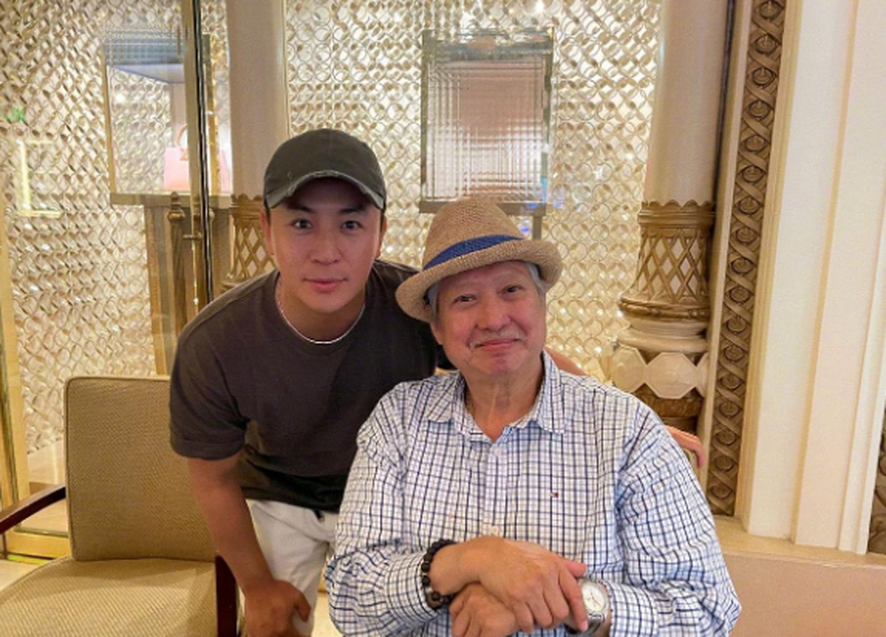 释小龙晒自己与洪金宝的合照,仿佛找到了童年的回忆,好期待他们有新的