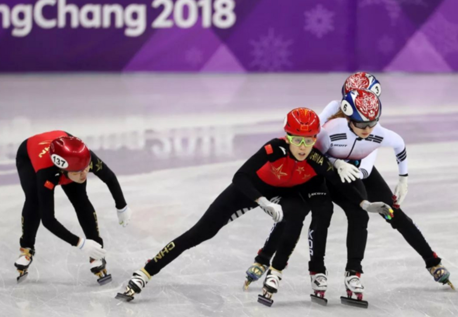 2018平昌冬奥会短道速滑女子3000米接力决赛,韩国队率先冲过终点,而