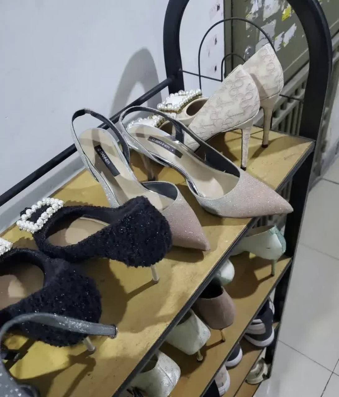 邻居家的美女是做什么工作的? 高跟鞋有这么多#趣图搞笑