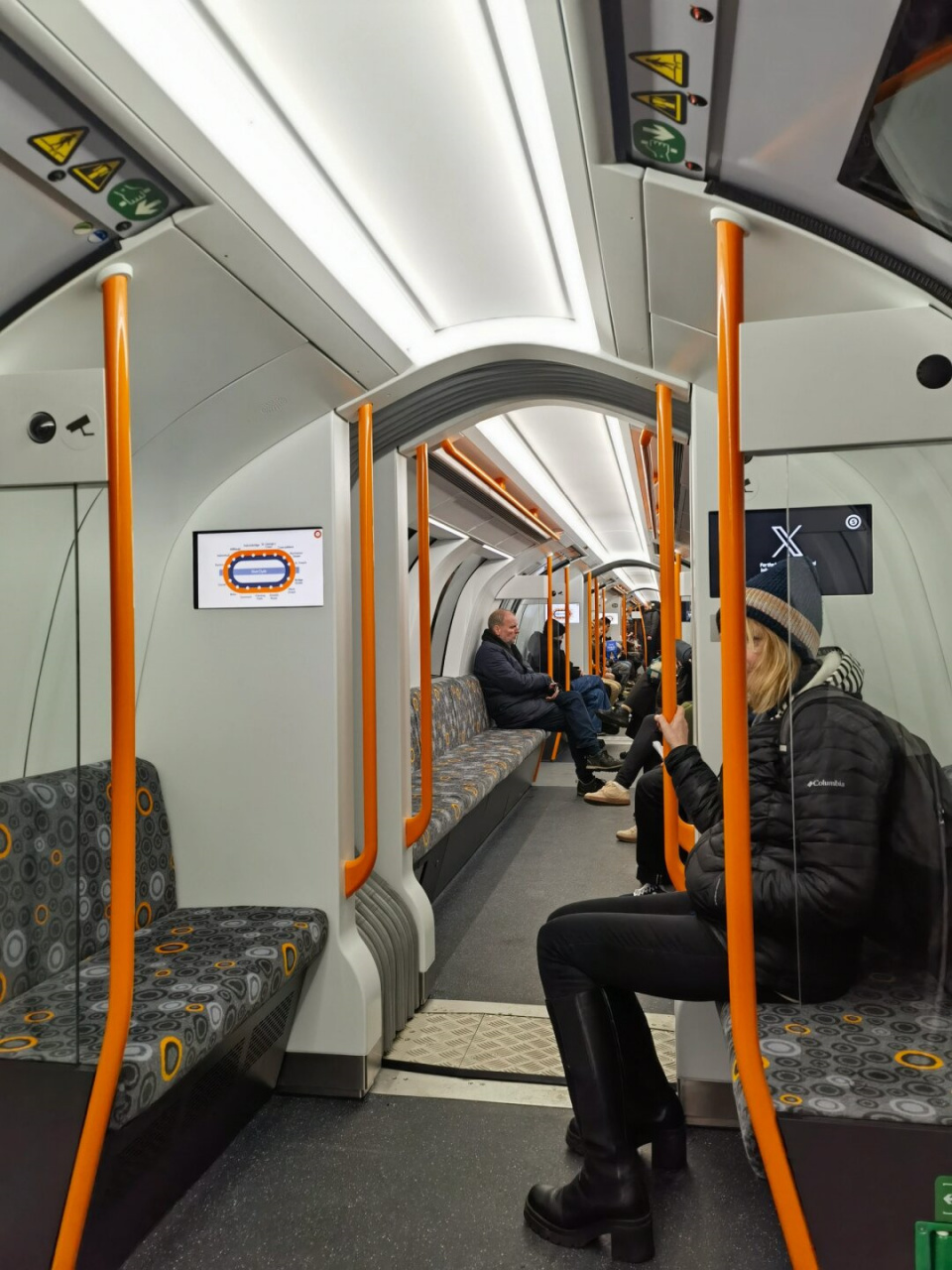 格拉斯哥地铁上架全新车厢  格拉斯哥地铁上架了全新的车厢,确实让人