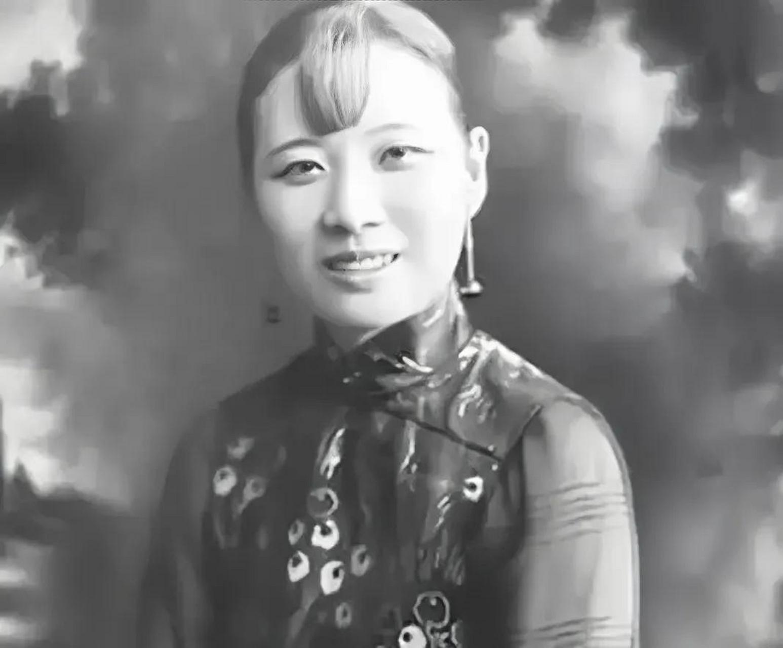 年轻时的陈洁如和宋美龄,俩人相貌神似,尤其是脸型几乎一摸一样.