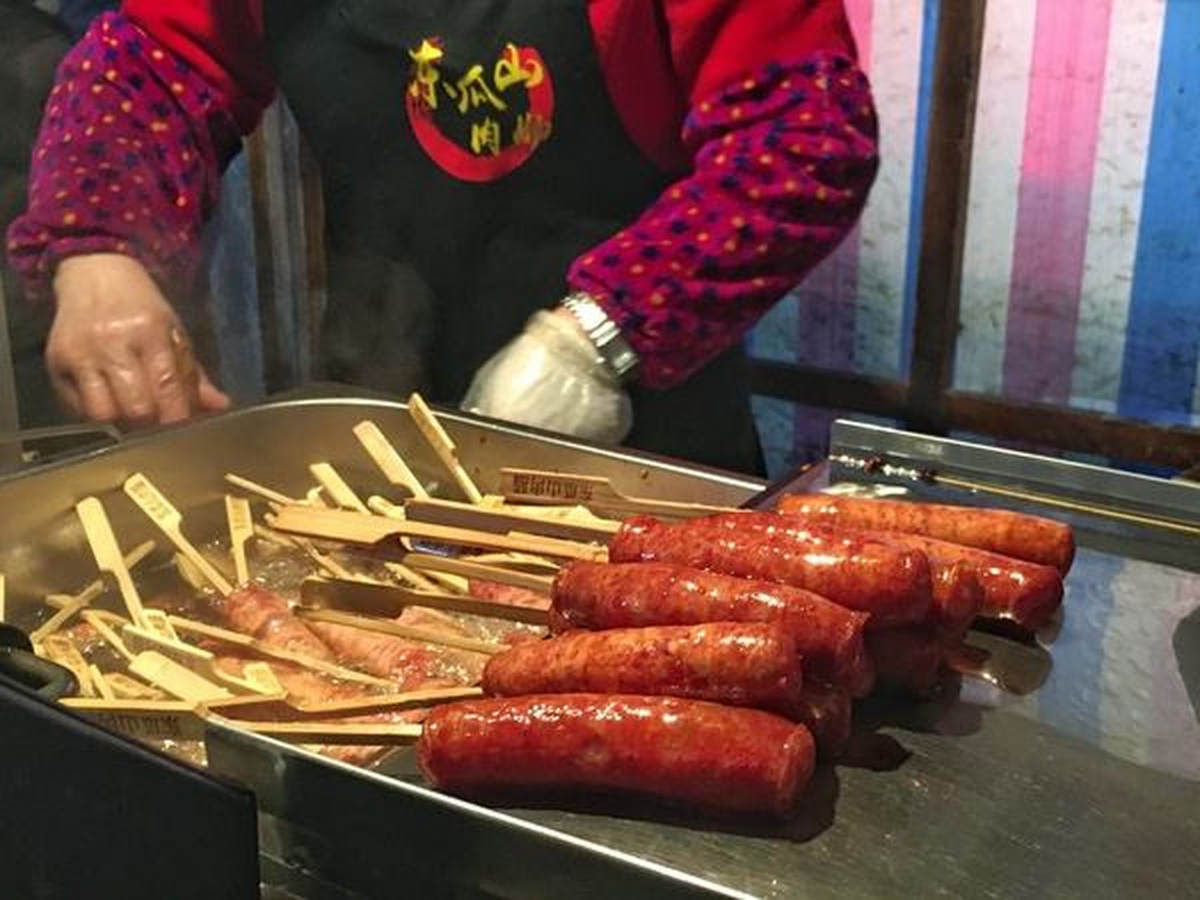 冬瓜山肉肠,这应该是长沙人气最牛逼的路边摊了,老板可是了不得,靠着