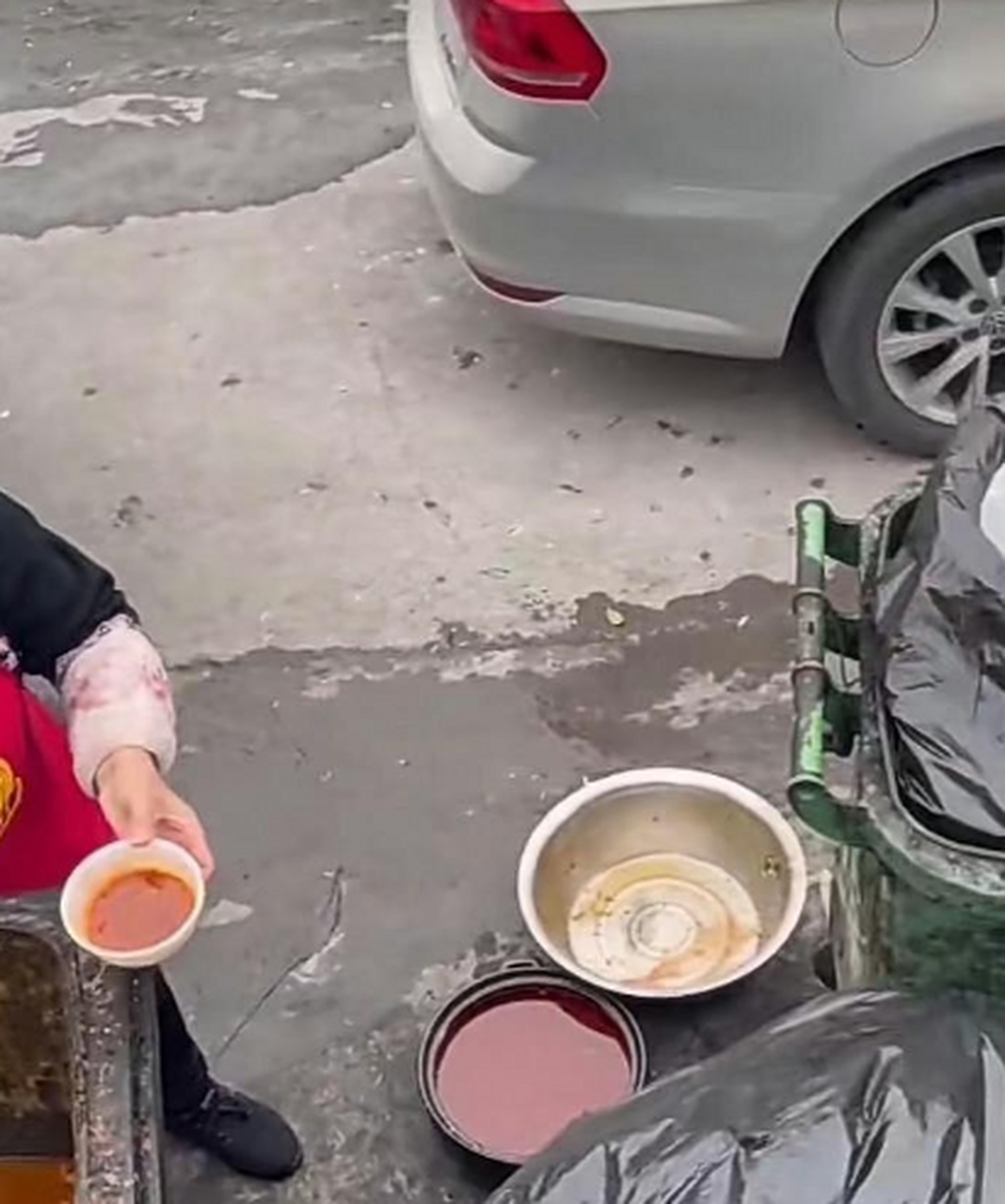 黑心饭店,她真是不怕别人看见啊…我要举报,群众里面有坏蛋[弱]