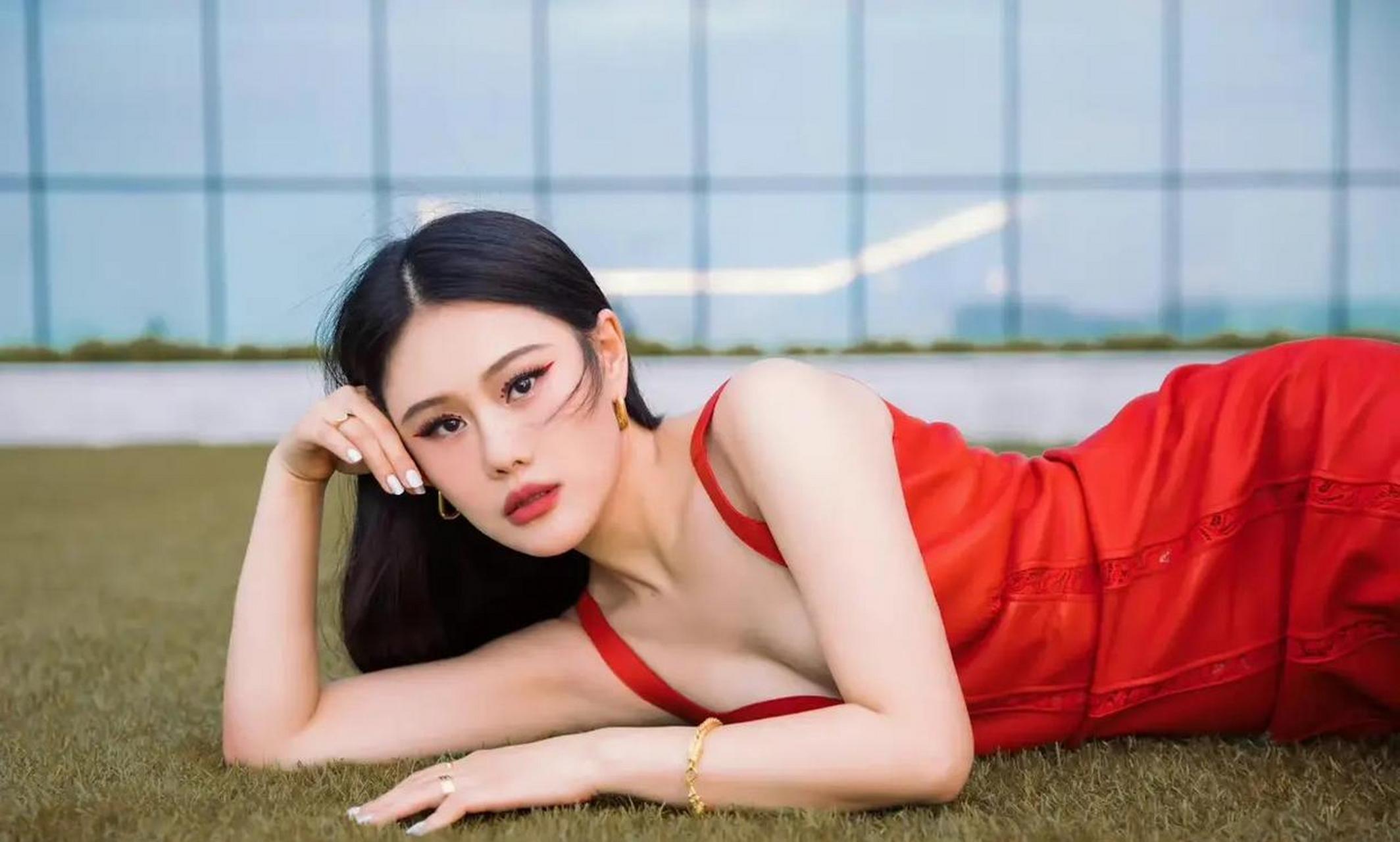 袁娅维一袭红色吊带裙,性感撩人