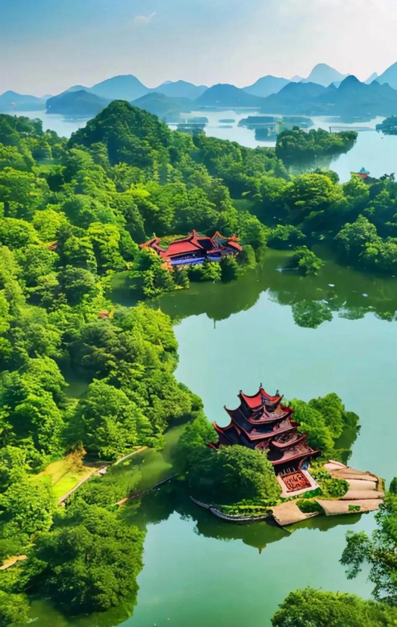 美在云雾中!  山外青山楼外楼, 帘水滴落树风流.