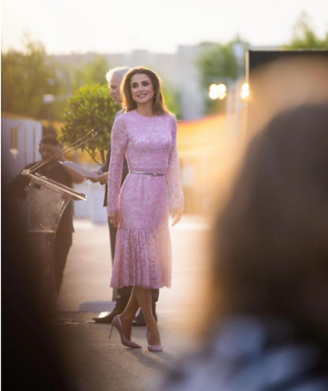 约旦王后拉尼娅以她出色的穿衣风格而闻名,尽管她的身材并不完美,但她