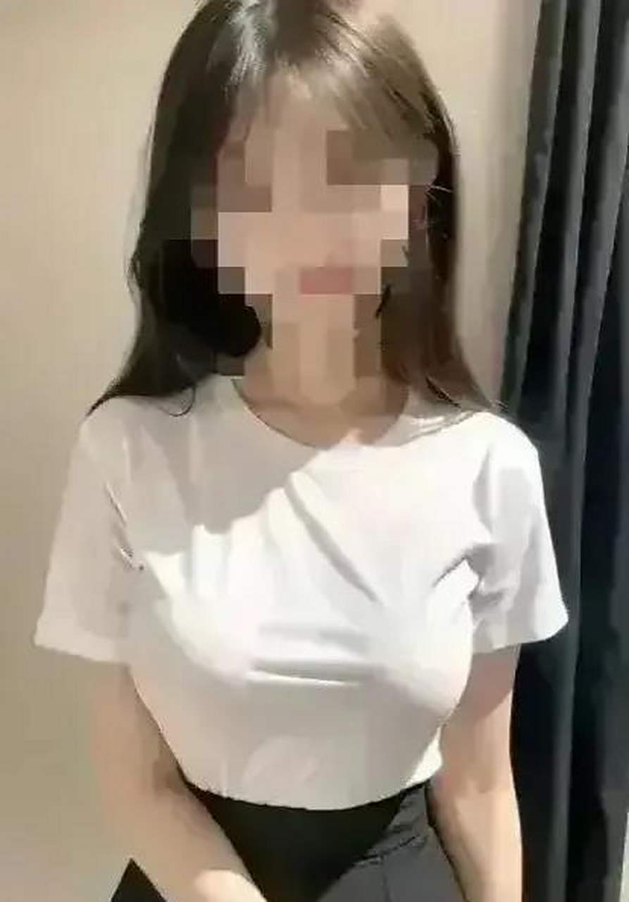 漂亮小三被原配夫人当众扒光殴打  这是一个小三被原