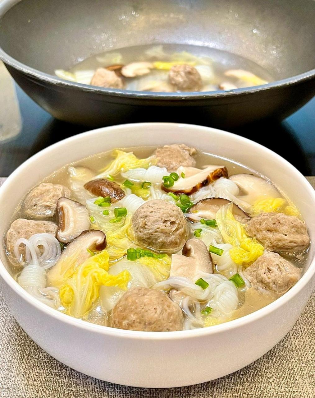 今天分享一道香菇白菜牛肉丸汤!