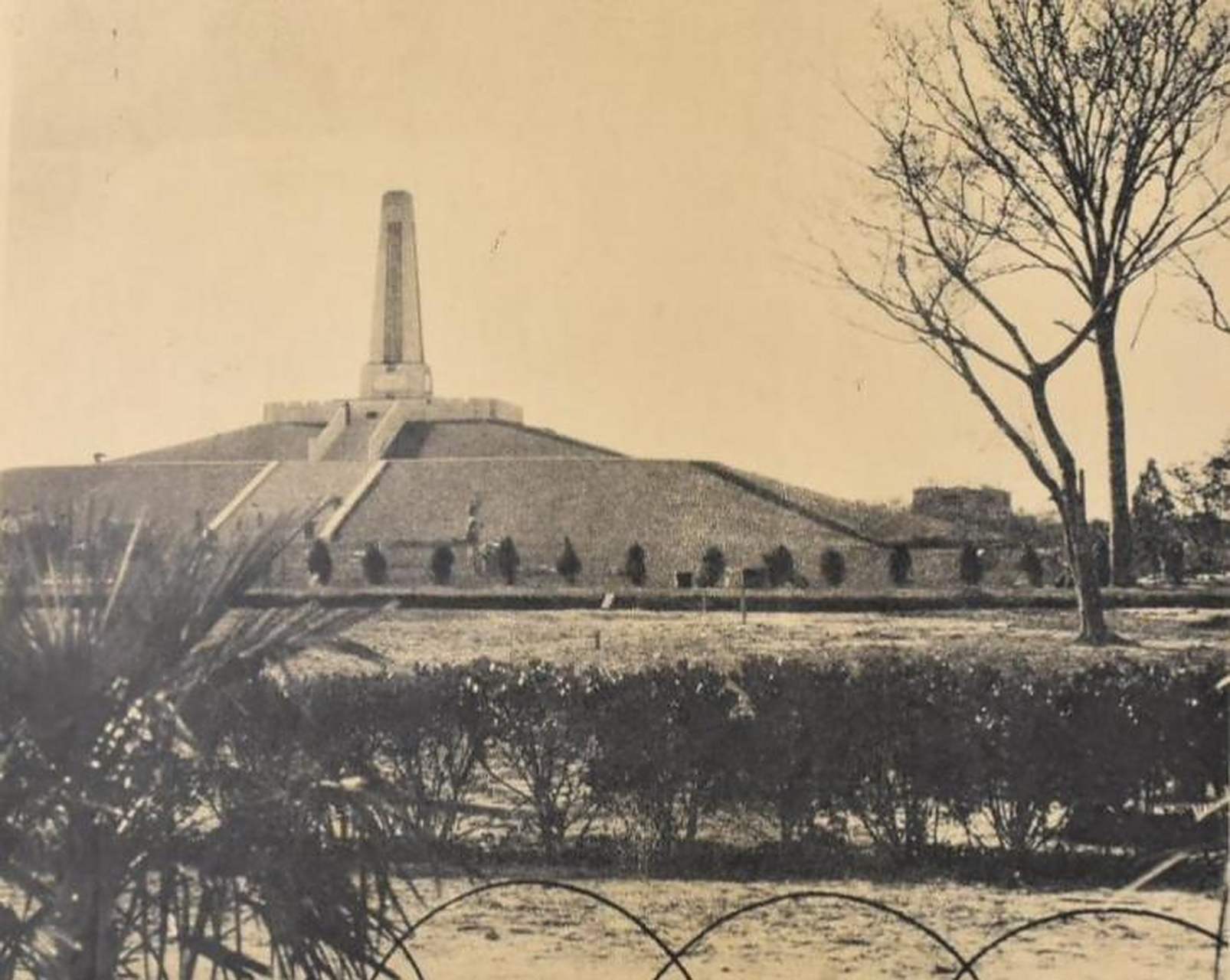 这张老照片记录了1938年日军在上海大场镇建设"忠灵塔"的历史,该建筑
