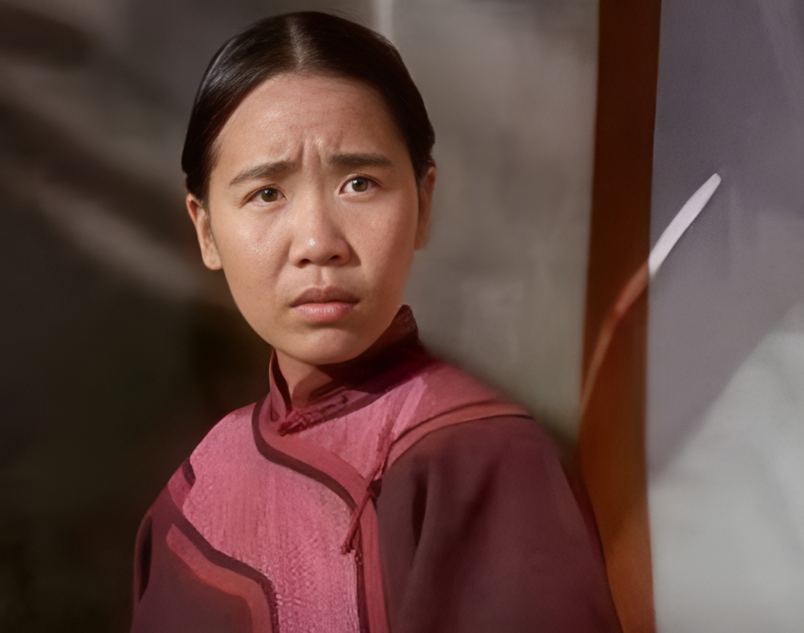 1988年,杨青第一次去北影面试时,考官评价她的长相不够优美,可能当不