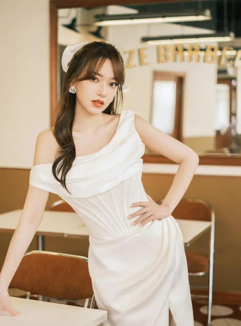 程潇写真大片,穿白色开叉礼服裙大秀美腿