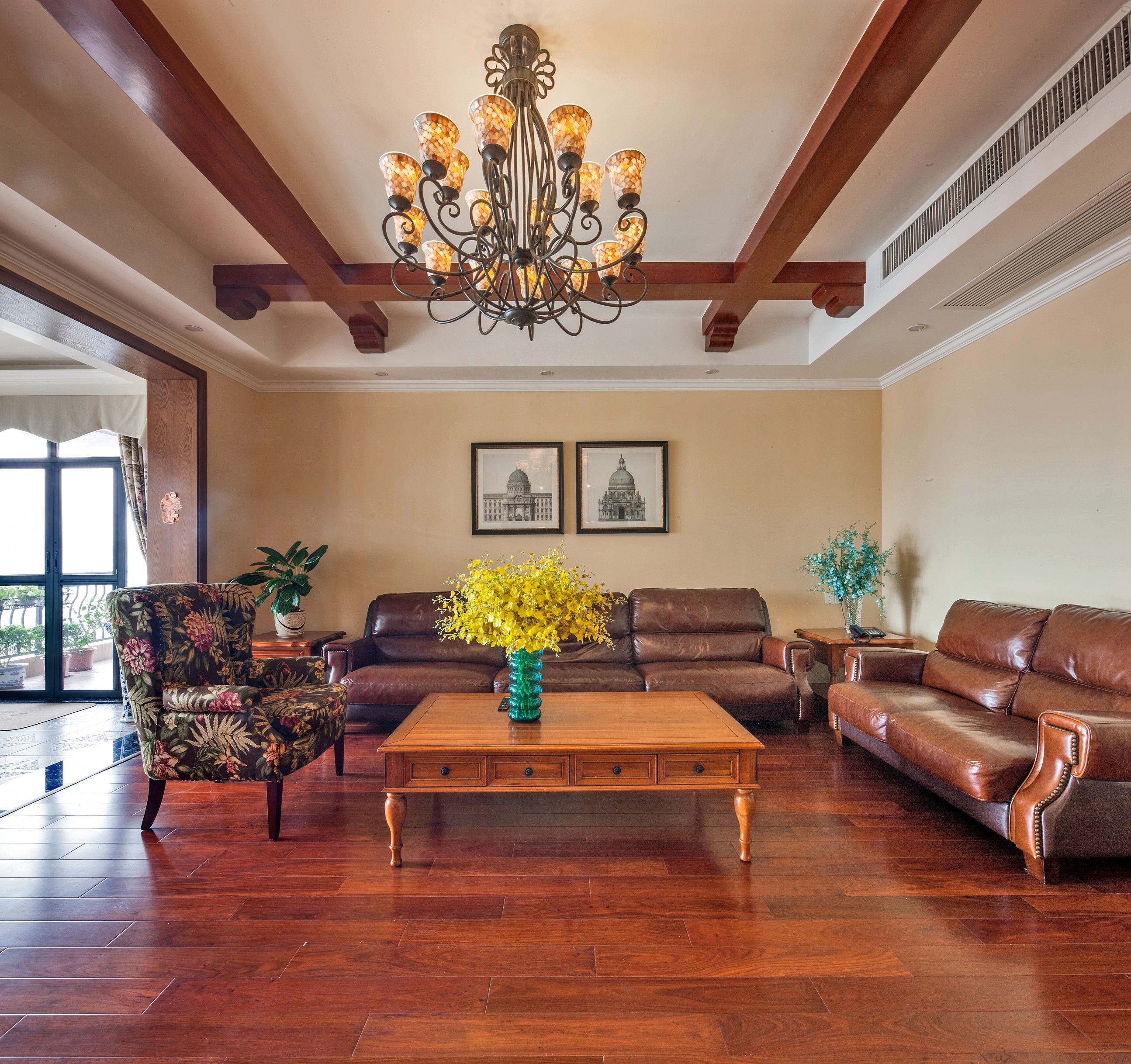 暗红,米黄,深木色,大胆鲜明的色彩 自由随意,又不乏内在逻辑的陈设