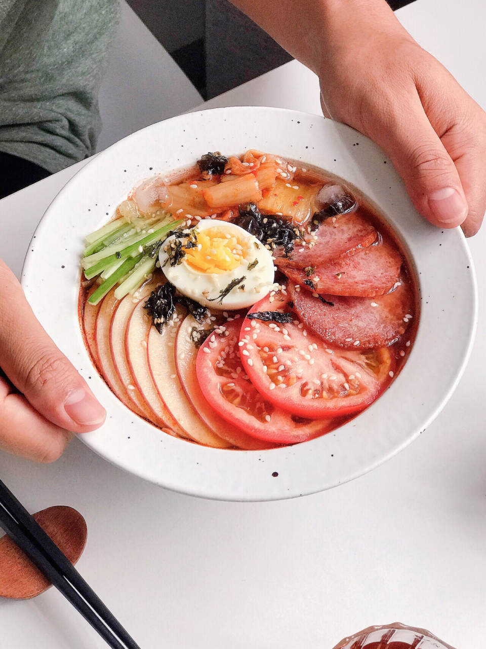 夏日减脂清爽韩式荞麦冷面 【食材】 荞麦面50g 配菜:火腿(我没有卤