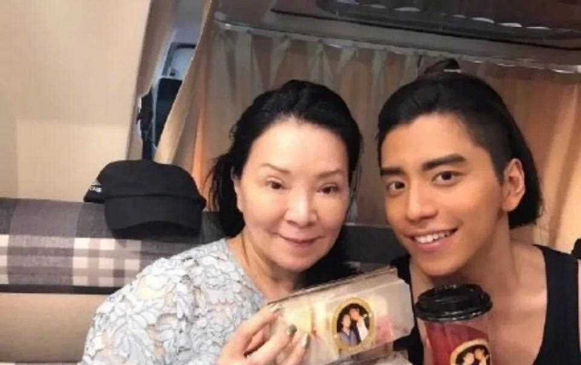 王大陆在节目中提到妈妈,还说希望有一天和妈妈一起是度假而不是工作