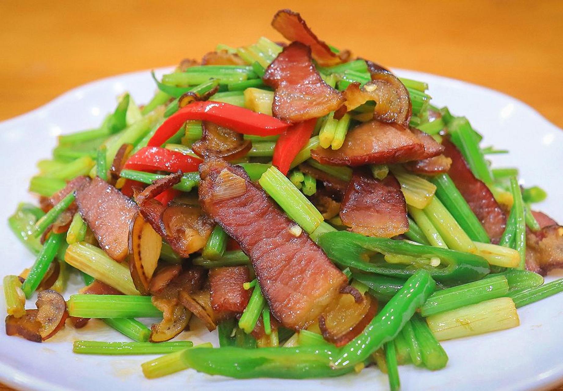 美食也要仪式感#【芹菜炒腊肉】 1.