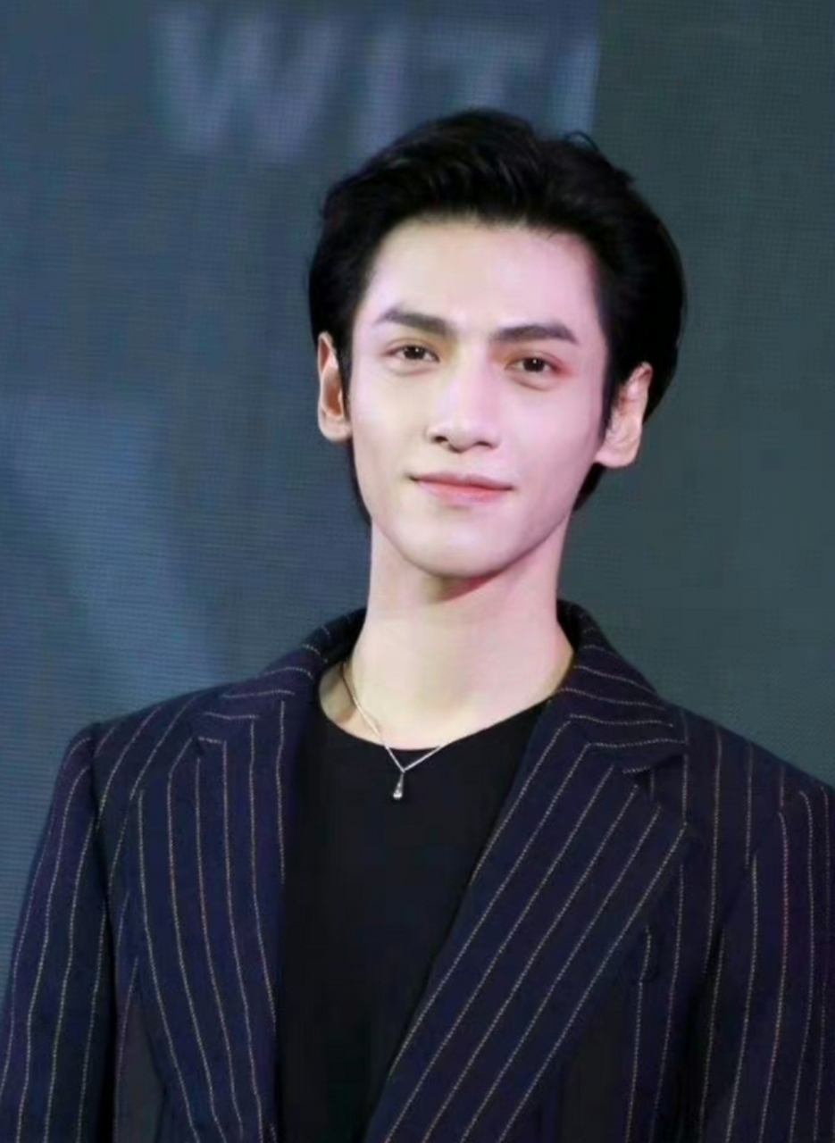 罗云熙在泰国举办见面会活动,身穿条纹西装,神采奕奕,状态上佳.