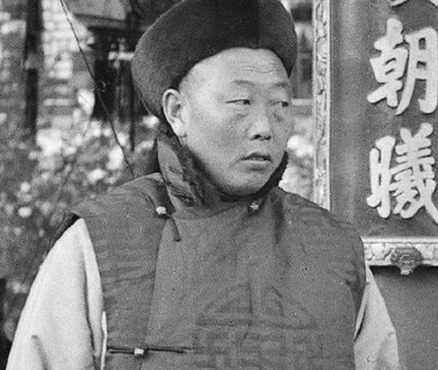 1868年,大太监安得海大婚,迎娶19岁的戏班名角九岁红,在酒楼大摆筵席.