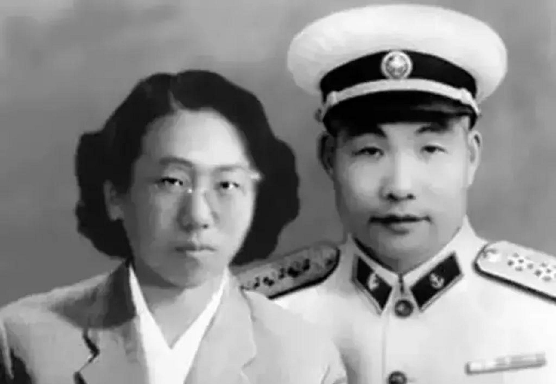 领动计划# 五十年代末,海军司令员萧劲光大将与夫人伟涛在一起的合影