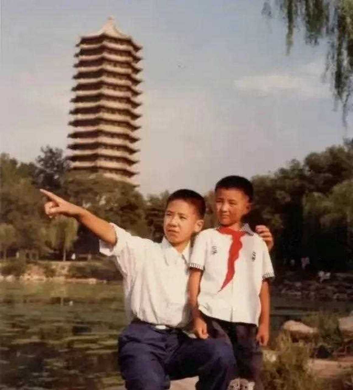 朴树,从小在北京长大,爸妈都是北大教授,家里还有一个年长六岁的哥哥