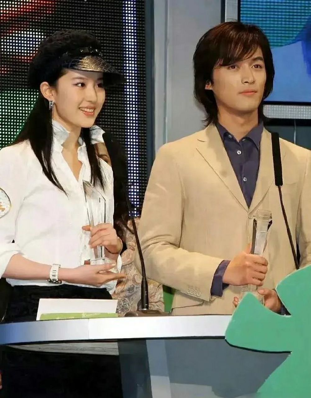 刘亦菲与胡歌,两个曾经风靡影坛的超高颜值男女,如今已经各自走上了