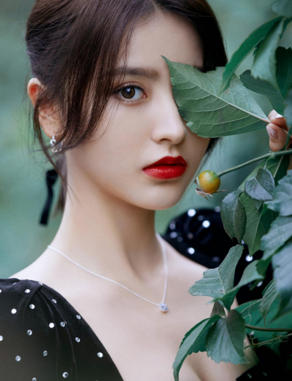 金子涵穿黑色波点裙性感又迷人!