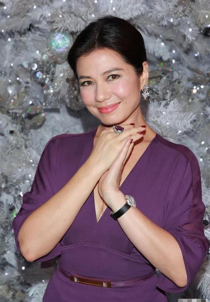 gif创作人# 62岁的不老女神钟楚红依旧风情万种,一身酒红色连衣裙