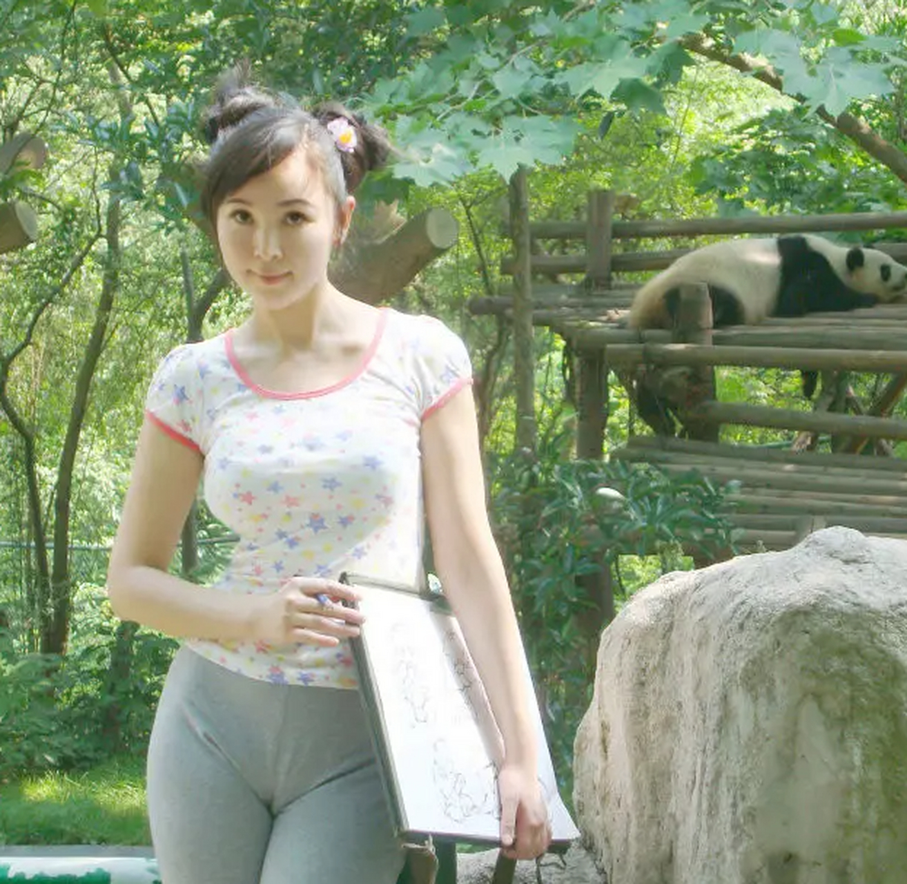 李勤出名是因为她父亲创作的《东方神女山鬼系列油画作品集》 艘栽