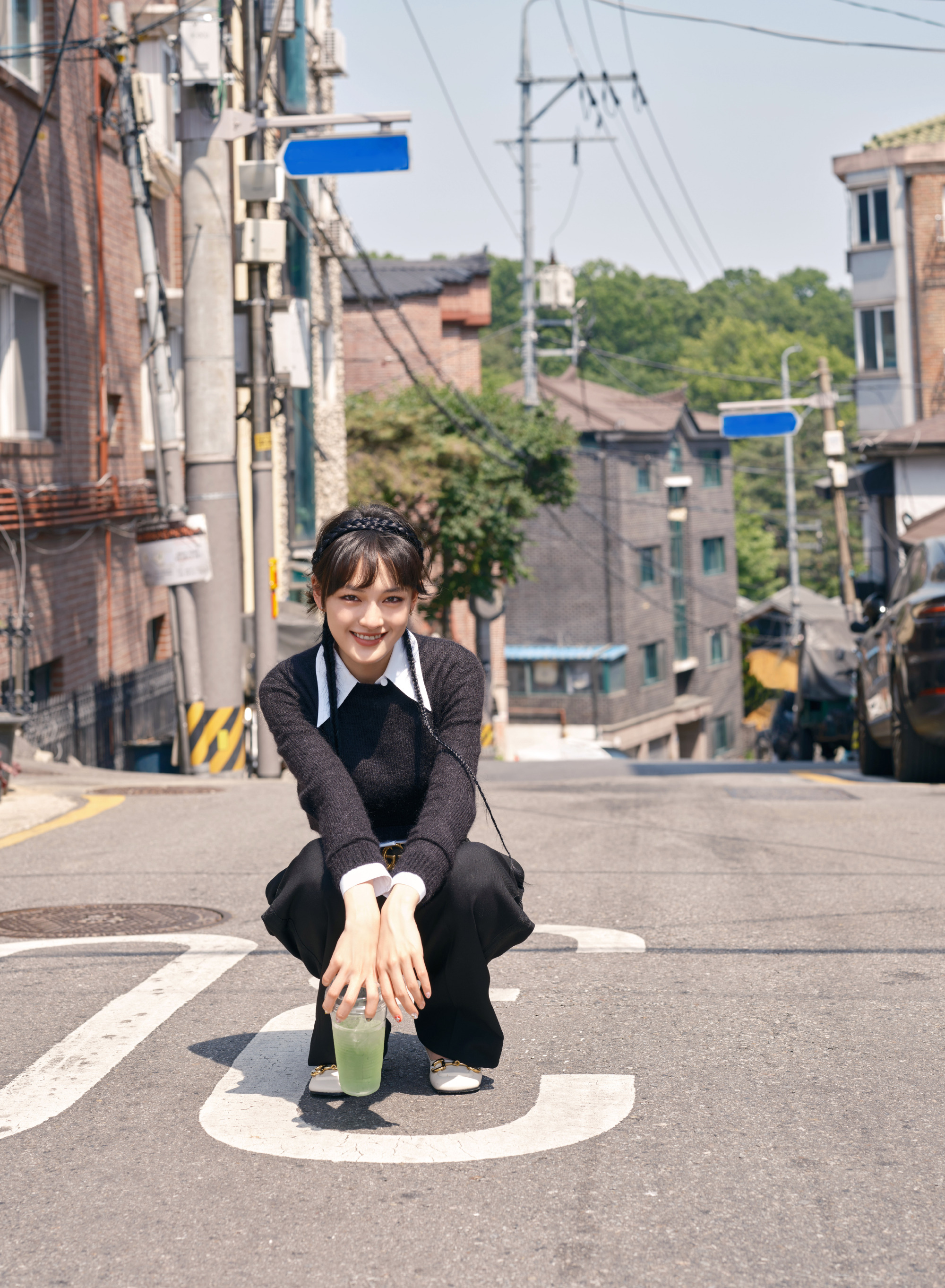 文淇韩国首尔街拍, 黑色针织衫搭黑长裤,又甜又酷,利落清爽,简简单单