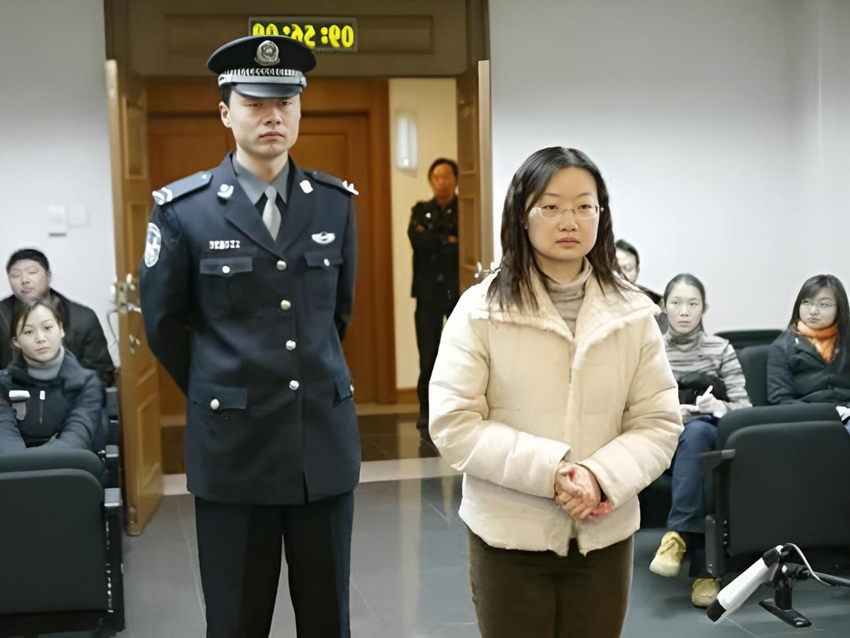2006年,北京的一位漂亮姑娘站在法庭接受审判,戴着手铐看起来很不安.