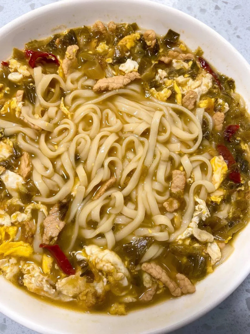 今天简简单单煮一个家常快手面,雪菜肉丝鸡蛋面,十分钟就可以吃上饭