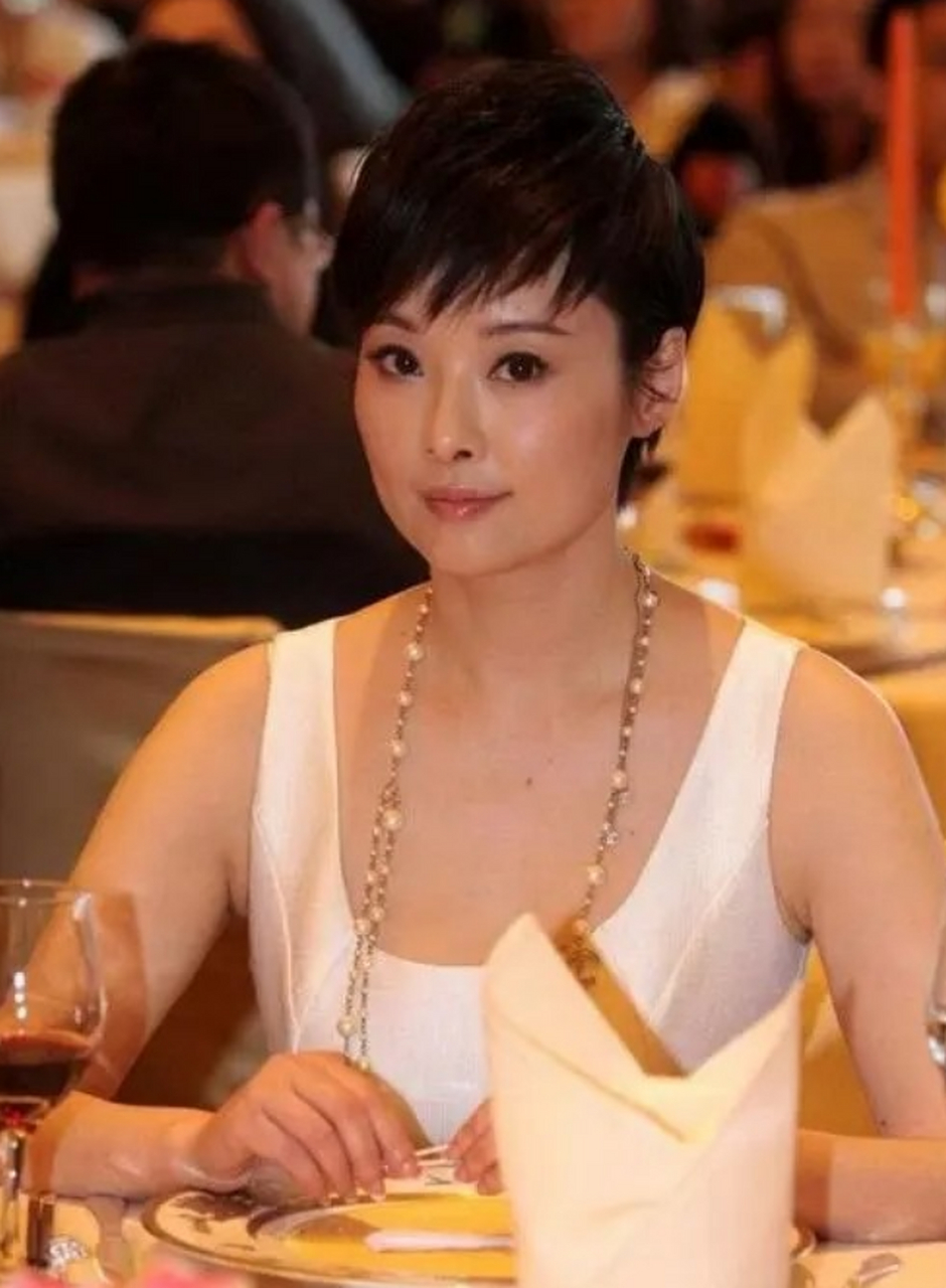 陈道明和袁立第一次见面是在金鸡奖的颁奖典礼上,陈道明从领奖台上